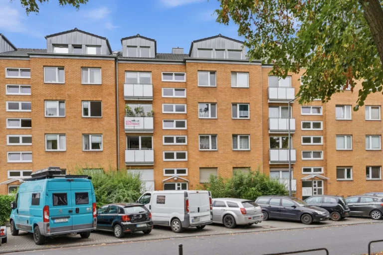 *Charmante Dachgeschosswohnung direkt am Rhein mit Außenstellplatz*