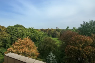 *Helle und geräumige 4-Zimmer-Wohnung mit Loggia direkt am Vorgebirgspark*