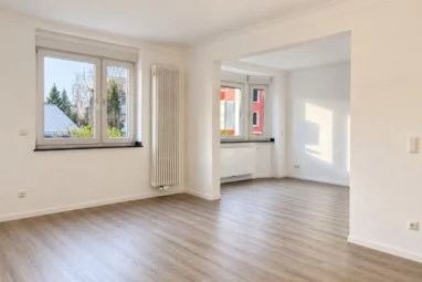 Lichtdurchflutete, hochwertig sanierte Altbauwohnung im Zentrum von Bergisch Gladbach