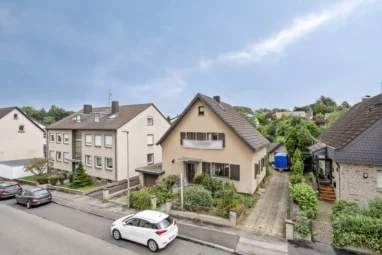 Vielseitiges Wohnhaus mit Einliegerwohnung – Ideal für Familie, Arbeit oder zur Vermietung