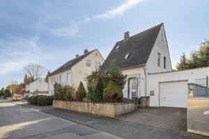 Grundstück mit Altbestand – Einfamilienhaus zur Sanierung oder Neubebauung in Refrath.