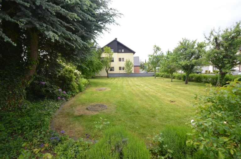 Individuelles Einfamilienhaus mit sehr großem Garten